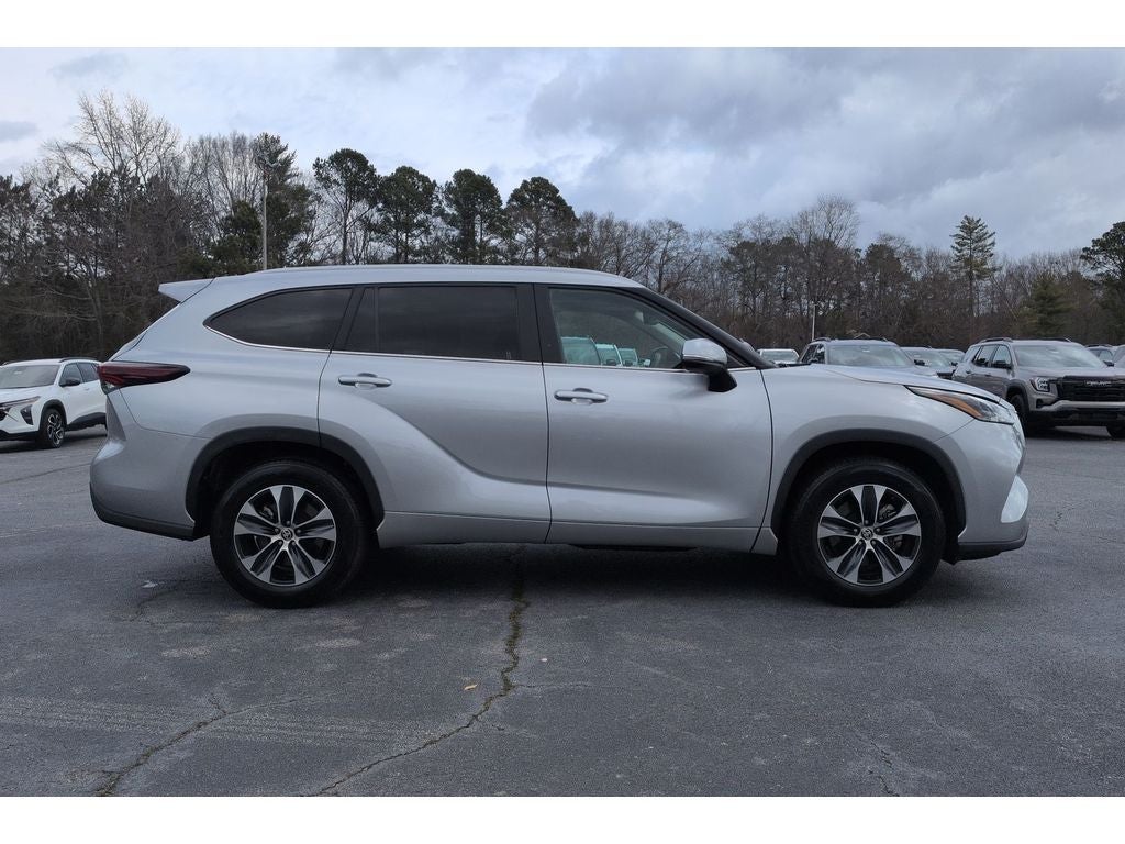 2024 Toyota Highlander LE